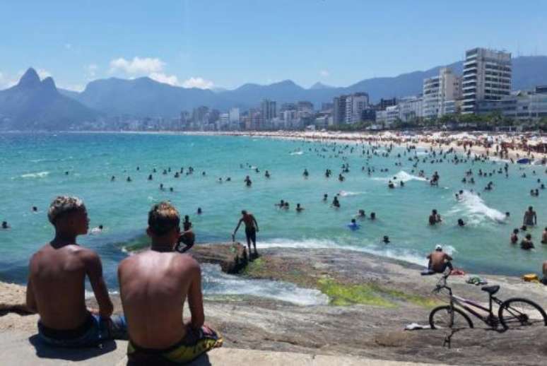 Praia do Arpoador, em Ipanema, no primeiro domingo de verão