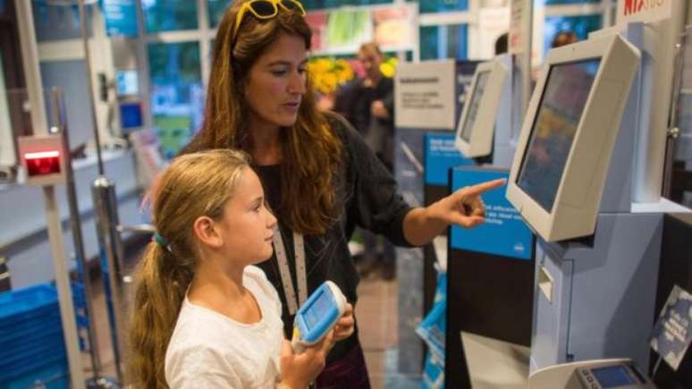 Clientes registram compras em caixa autom&aacute;tico em supermercado na Holanda