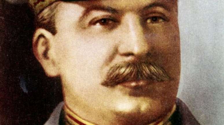 Josef Stalin promoveu a centralização e a burocracia