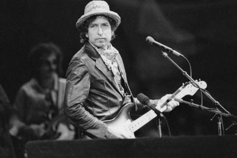 Imagem de arquivo de 1984 mostra o cantor e compositor norte-americano Bob Dylan se apresentando no estádio St. Jakob-Park, em Basel, na Suíça