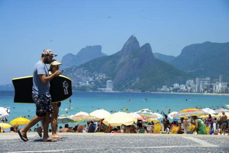Em dia de alta temperatura, cariocas e turistas enchem praias da zona sul da cidade