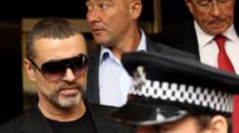 George Michael enfrentou problemas com a justiça por causa do consumo excessivo de álcool e drogas