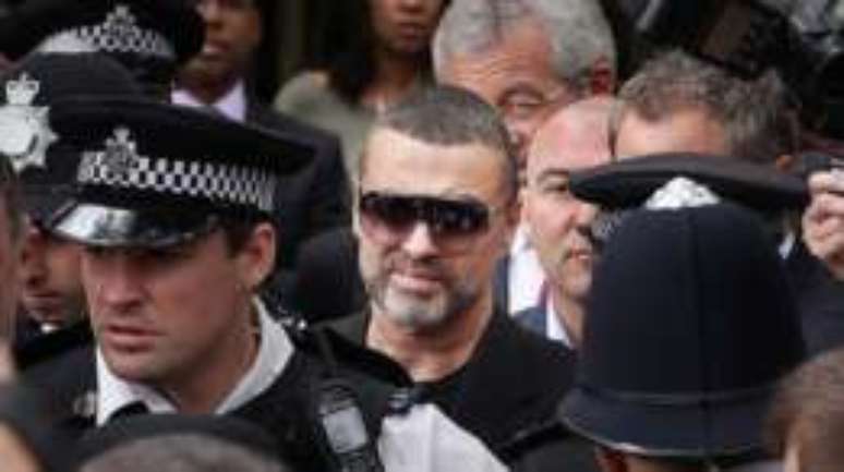 Em 2010, George Michael passou quatro semanas preso por causar um acidente ao dirigir sob a influência de drogas, em Londres