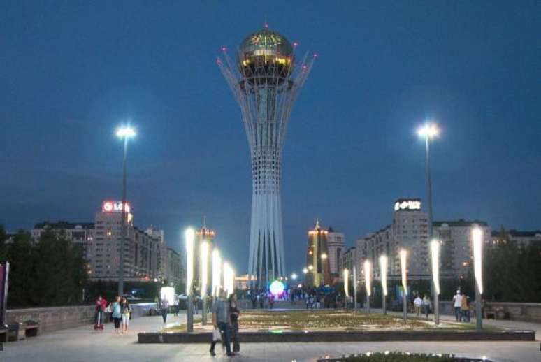 A torre Bayterek, no centro da capital, simboliza a transfer&ecirc;ncia da capital do Cazaquist&atilde;o para Astana, em 1997