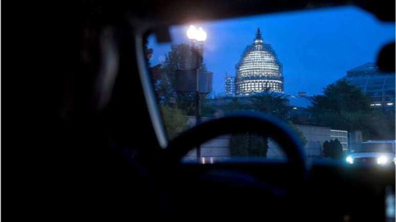 Vista do Capitólio, sede do Congresso dos EUA, de dentro de carro; ativistas afirmam que endurecimento de legislação anticorrupção não conseguiu barrar formas mais sutis de corrupção política no país