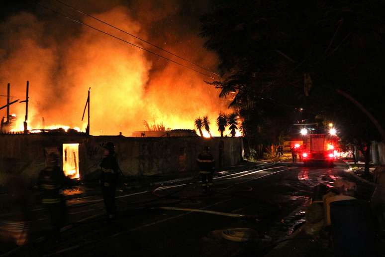 Incêndio atinge favela no bairro do Tatuapé, Zona Leste de São Paulo (SP), na madrugada desta terça-feira (27). 
