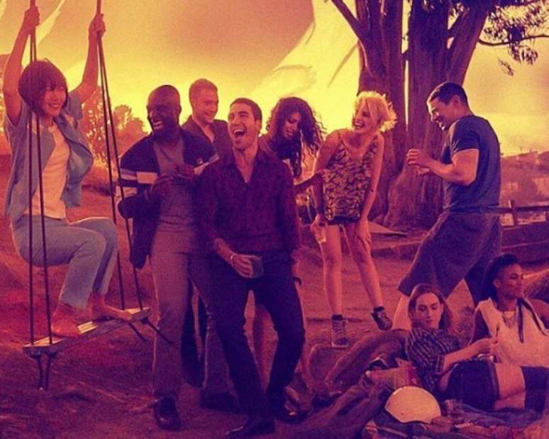 O elenco de 'Sense8' em sequ&ecirc;ncia do epis&oacute;dio lan&ccedil;ado neste m&ecirc;s (Foto: Divulga&ccedil;&atilde;o/Netflix)