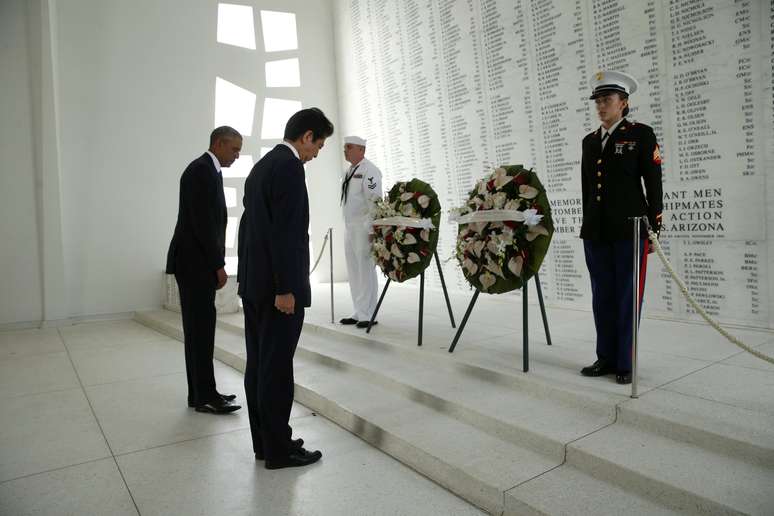 Barack Obama e Shinzo Abe durante homenagens em Pearl Harbor