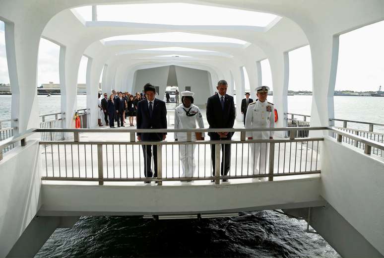 Barack Obama e Shinzo Abe durante homenagens em Pearl Harbor