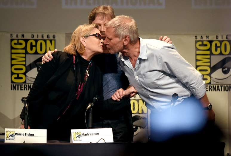 Carrie Fisher e Harrison Ford dão selinho durante edição da Comicon, em San Diego (EUA)