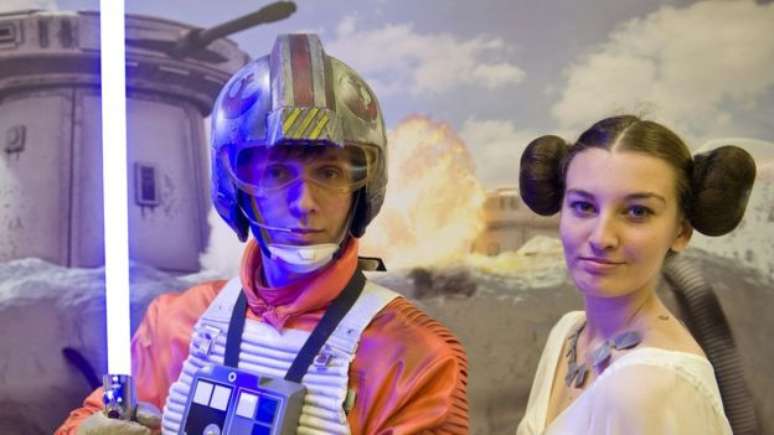 F&atilde;s de todo o mundo usam as roupas e penteados dos personagens de 'Guerra nas Estrelas' em conven&ccedil;&otilde;es e pr&eacute;-estreias dos filmes. 