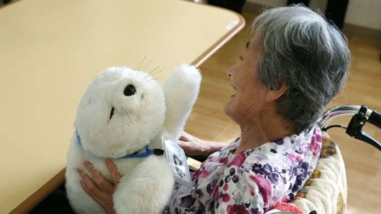 Rob&ocirc; foca faz companhia e ajuda doentes de Alzheimer