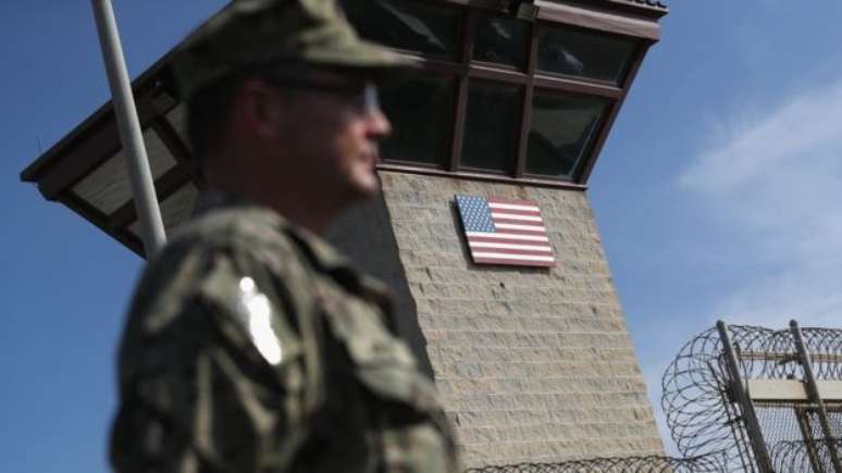 Quando Obama chegou à presidência, em 2009, havia 242 prisioneiros na base americana de Guantánamo, em Cuba 