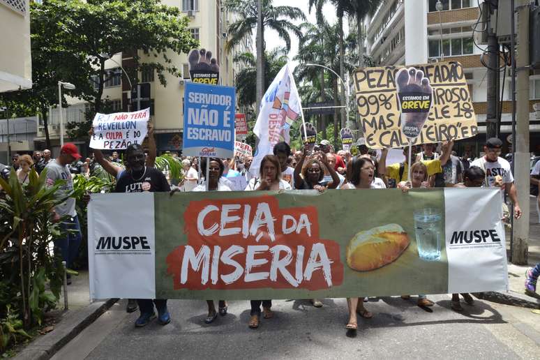 Servidores do estado do Rio de Janeiro realizaram protesto em frente ao Palácio Guanabara, em Laranjeiras, na sexta-feira (23), contra o não pagamento dos salários e do décimo-terceiro