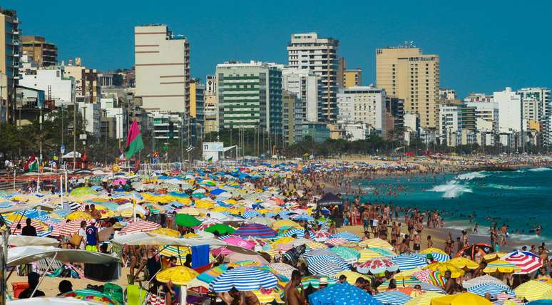 Movimentação de banhistas na praia do Leblon, no Rio de Janeiro (RJ) nessa terça-feira (27).