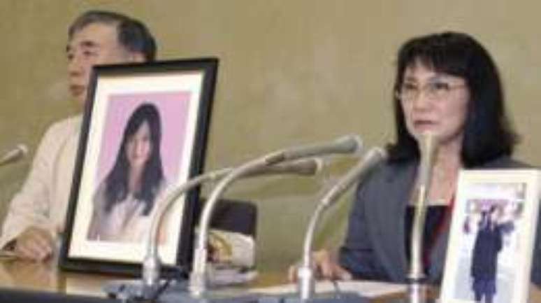 Yukimi, mãe de Matsuri Takahashi, mostra foto da filha, que se matou com 24 anos
