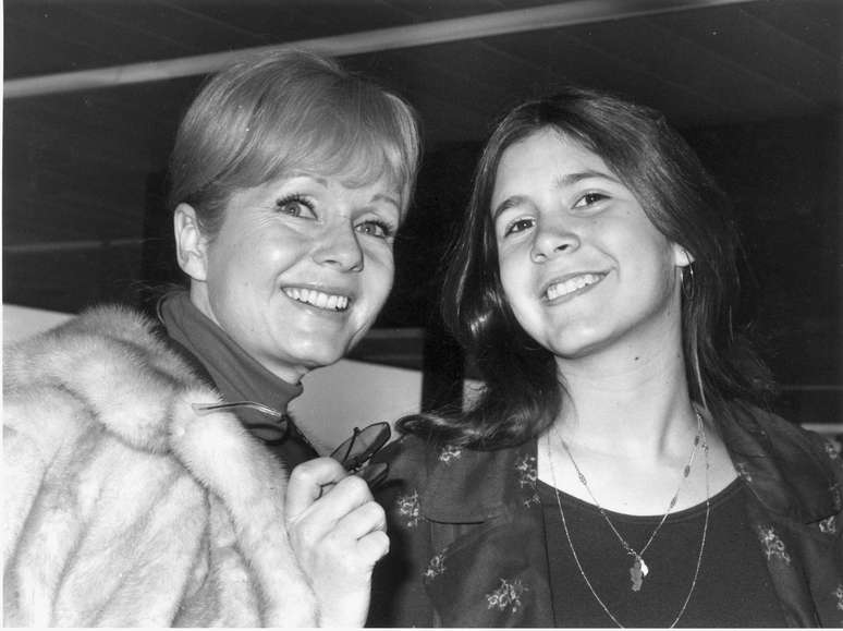 A atriz Debbie Reynolds com sua filha Carrie Fisher em foto de 1972.