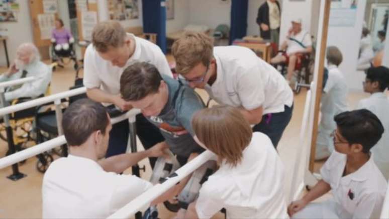 Alex surpreendeu todos ao conseguir caminhar com pr&oacute;teses especiais logo nas primeiras semanas de recupera&ccedil;&atilde;o 