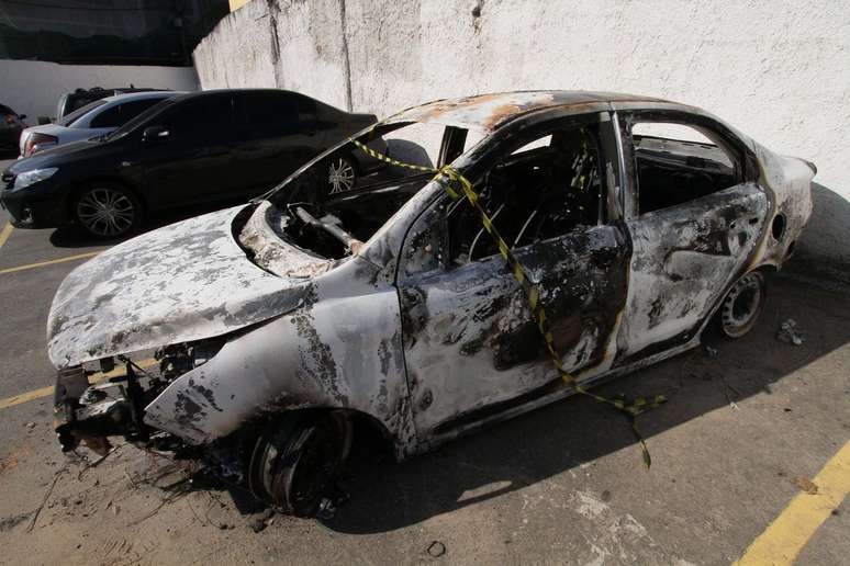 Carro alugado pelo embaixador da Grécia no Brasil, Kyriakos Amiridis, é visto no pátio da Delegacia de Homicídios da Baixada Fluminense (DHBF), em Belford Roxo (RJ), na manhã desta sexta-feira. O veículo foi encontrado incendiado, no fim da tarde de quinta-feira (29), com um corpo em seu interior.