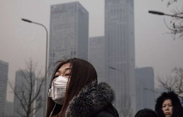 Moradores usam máscara para tentar amenizar efeitos da fumaça na capital chinesa 