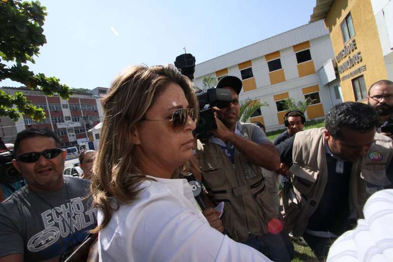 Françoise Amiridis, mulher do embaixador da Grécia no Brasil, Kyriakos Amiridis, chega à Delegacia de Homicídios da Baixada Fluminense (DHBF), em Belford Roxo (RJ), na manhã desta sexta-feira (30).