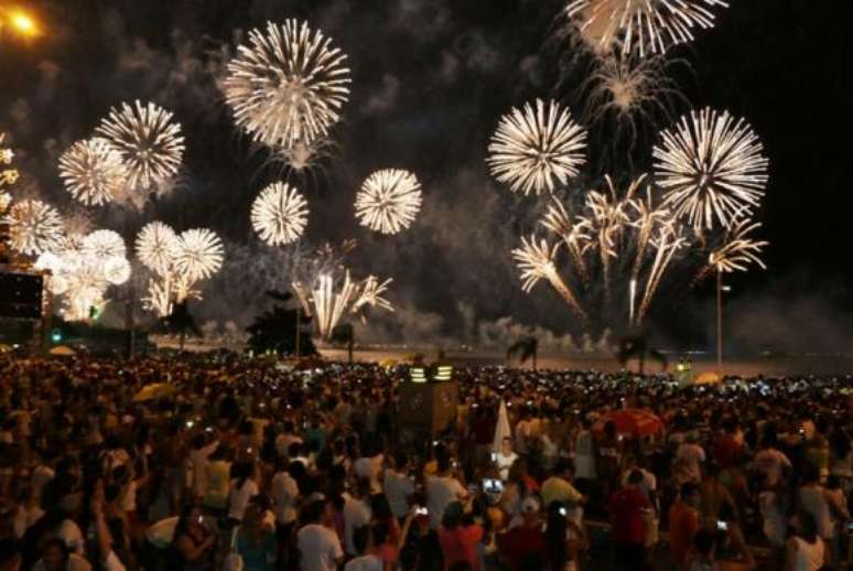 Queima de fogos na Avenida Beira-Mar Norte, em Florianópolis