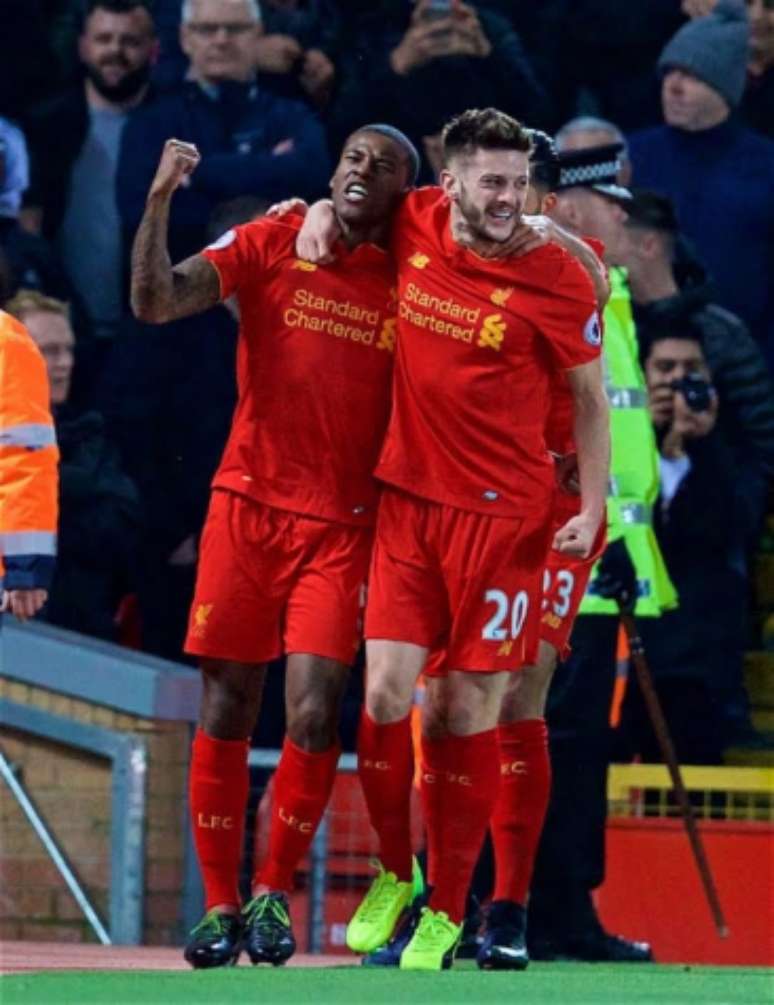 Wyjnaldum comemora com Lallana o gol do Liverpool (Foto: Reprodução / Twitter)