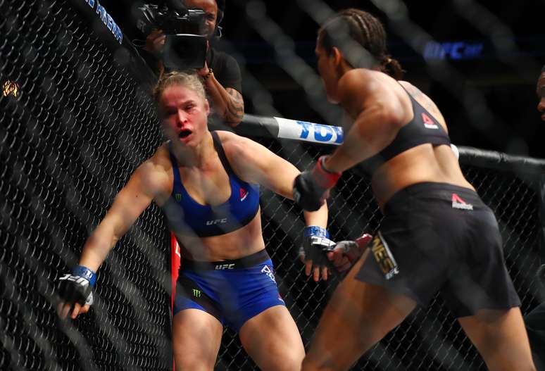 Amanda nunes nocauteia Ronda Rousey em segundos e mantém título do UFC