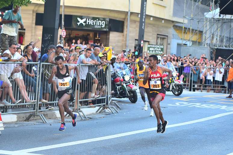 O et&iacute;ope Leul Aleme conseguiu de dist&acirc;nciar dos demais atletas na chegada &agrave; avenida Paulista