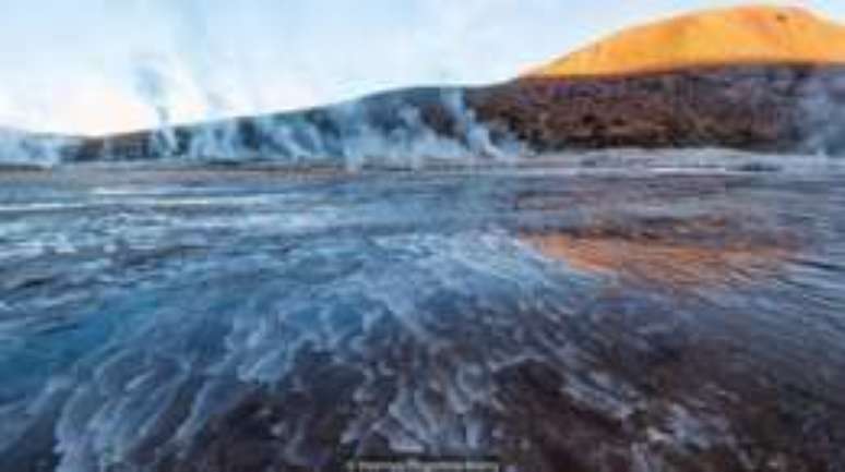 &Aacute;gua vulc&acirc;nica &eacute; quente e rica em subst&acirc;ncias qu&iacute;micas