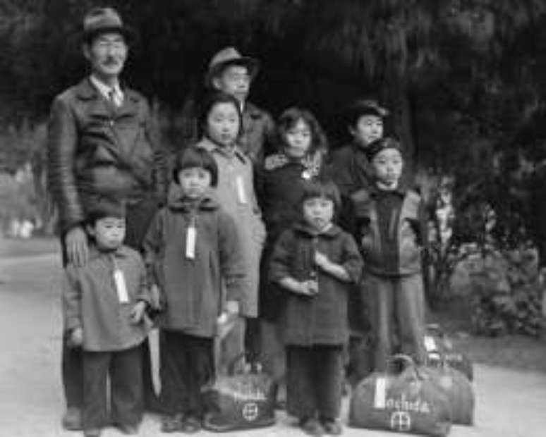 Fam&iacute;lia Mochida espera por um &ocirc;nibus de evacua&ccedil;&atilde;o em Hayward, Calif&oacute;rnia, em 1942