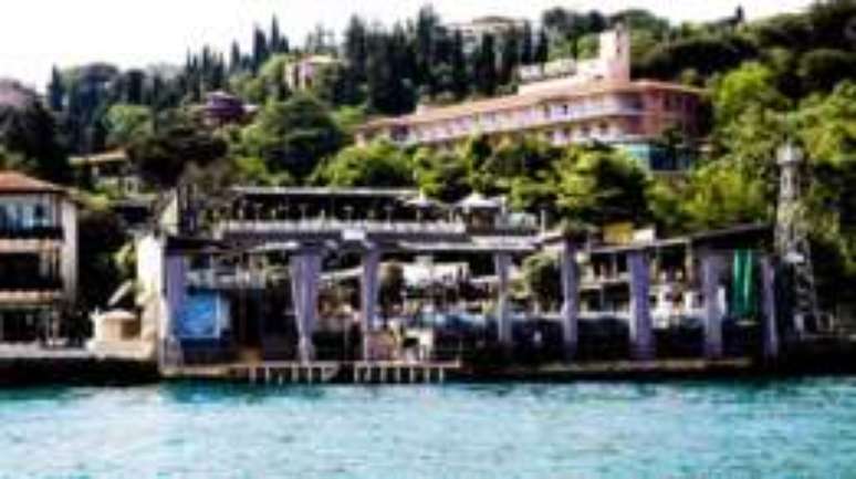 Boate é famosa por seu ambiente glamouroso com vista para o Bósforo