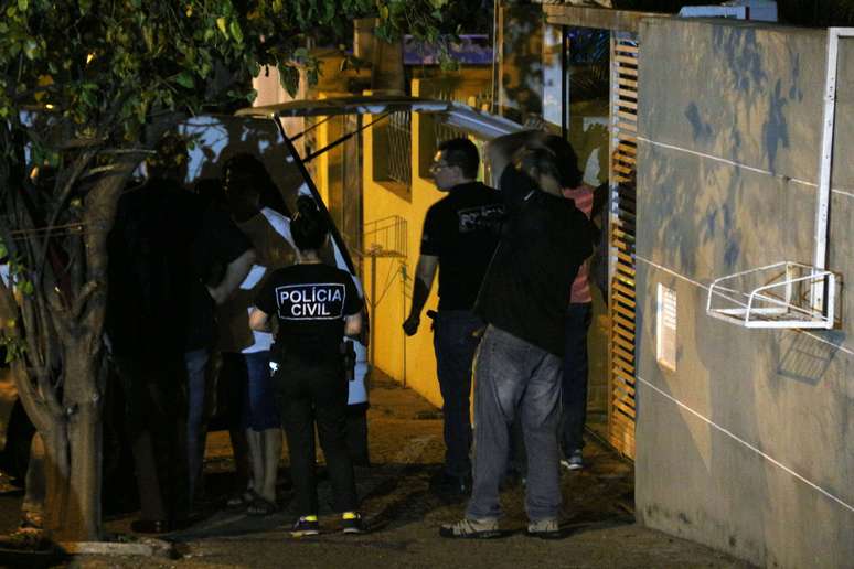 Doze pessoas são assassinadas durante uma confraternização de família, na Rua Pompílio Morandi, na Vila Prost de Souza em Campinas (SP), na virada do ano. Segundo a Polícia Militar, um homem matou a ex-esposa, o filho de 8 anos e familiares durante a festa de réveillon na casa da família, pouco antes da meia-noite. Em seguida, o atirador se matou. O caso foi registrado no 4º DP de Campinas.