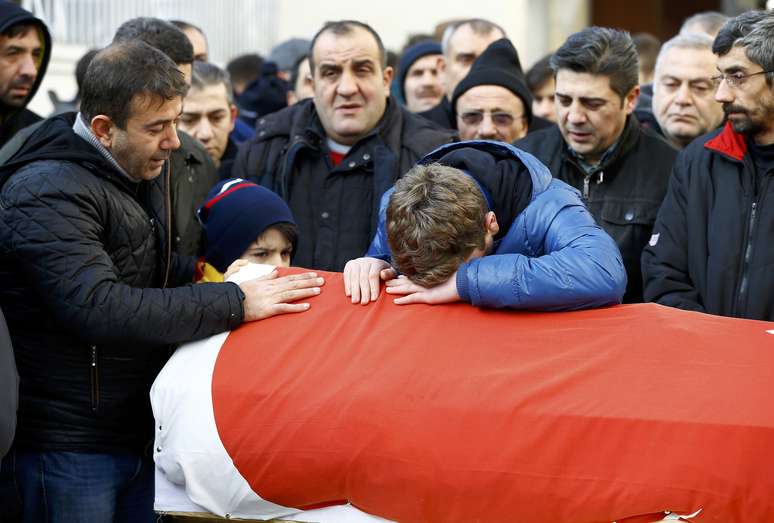 Familiares acompanham funeral de vítima durante ataque a boate em Istambul