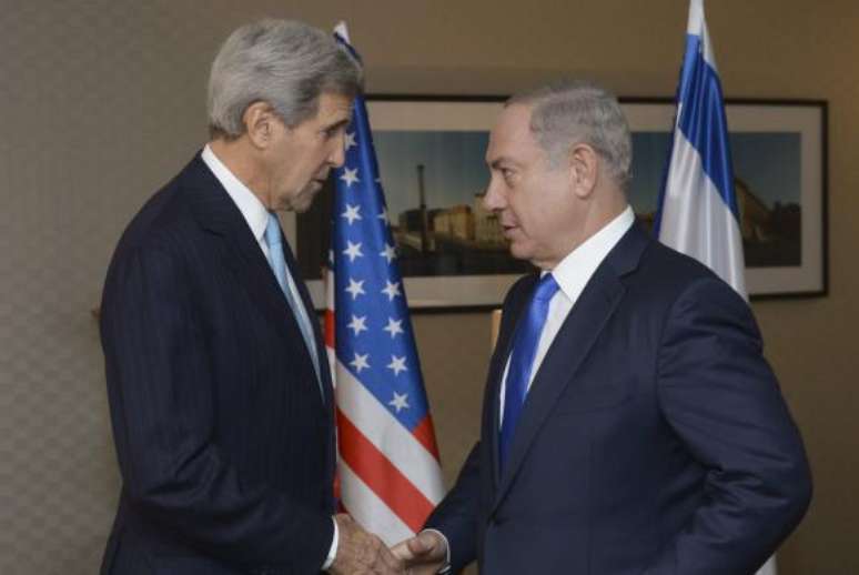 Segundo o secretário de Estado norte-americano John Kerry (à esquerda), a política de assentamentos adotada pelo governo do primeiro-ministro israelense Benjamin Netanyahu é uma ameaça a um acordo de paz na região 