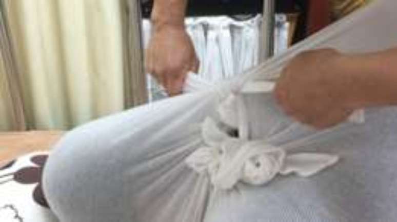 Um grande pedaço de tecido branco, de trama solta e respirável, é usado na terapia
