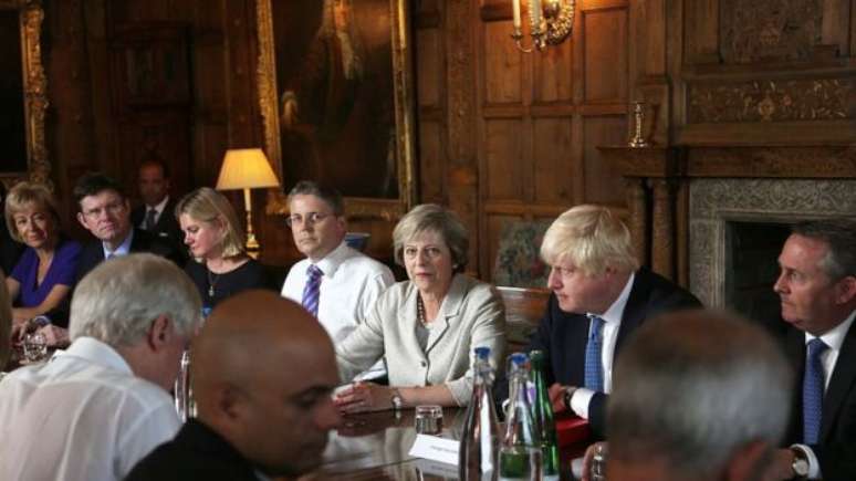 Governo de premiê Theresa May (centro) conduzirá negociação por saída da Grã-Bretanha da UE; termos da nova relação pós-Brexit pode ter peso nas campanhas das eleições gerais de outros países eueopeus 