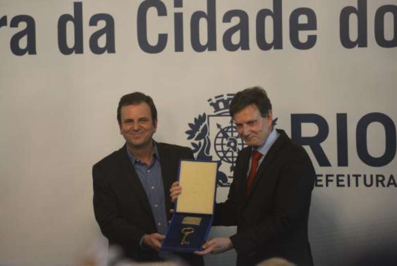 O prefeito Marcelo Crivella recebe o cargo do ex-prefeito Eduardo Paes; cenário vai se inverter em 2021