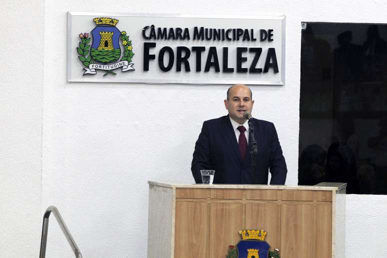 Roberto Cláudio (PSB) toma posse como prefeito reeleito de Fortaleza (CE), juntamente com o vice-prefeito Moroni Torgan, em cerimônia realizada na Câmara Municipal da cidade, nesse domingo (1º).