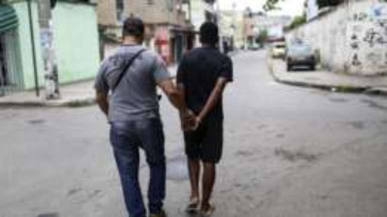 Fac&ccedil;&otilde;es dominaram o tr&aacute;fico de drogas nos anos 1980 e aprenderam t&eacute;cnicas com presos pol&iacute;ticos, diz antrop&oacute;loga