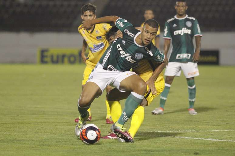 Lance da partida entre as equipes do Palmeiras e Paranoá, realizada no Estádio Arena da Fonte em Araraquara (SP).