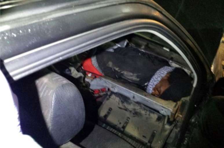 Imigrantes africanos foram descobertos escondidos dentro de carro; um estava no painel e o outro debaixo do banco traseiro 