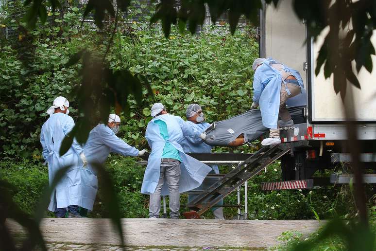 Corpos das vítimas do massacre no Complexo Penitenciário Anísio Jobim (Compaj) são retirados de caminhão frigorífico no IML de Manaus (AM)