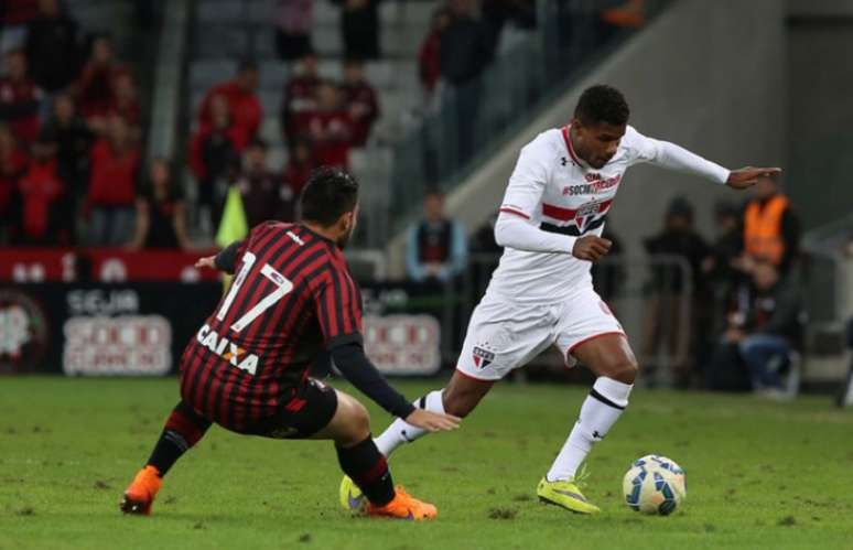 Jovem lateral-esquerdo estreou pelo Tricolor em julho de 2015 (Foto: Rubens Chiri/www.saopaulofc.net)