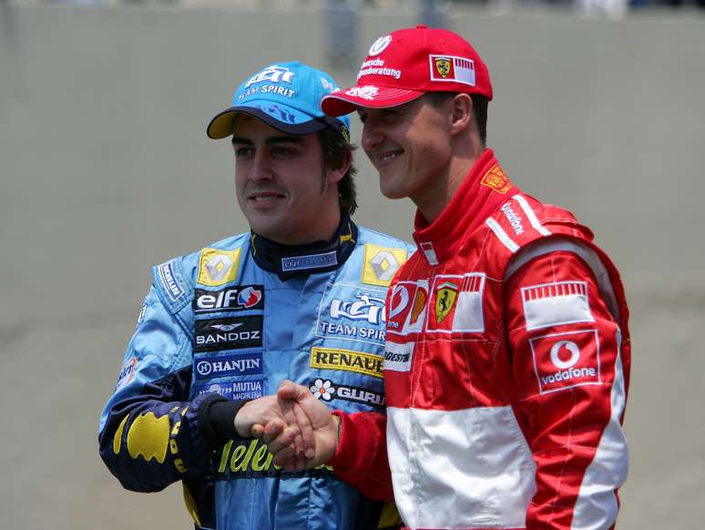 Alonso e Schumacher se cumprimentam durante o GP Brasil de Fórmula 1 de 2006