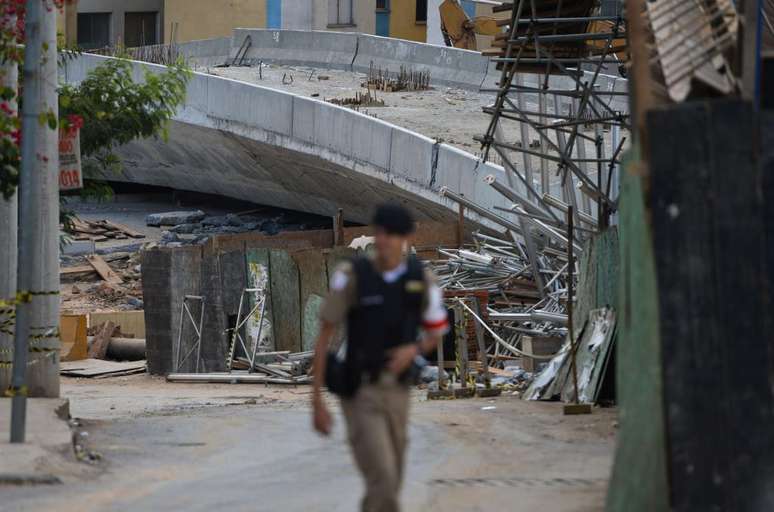 A investigação mostra que as obras das avenidas Antônio Carlos e Pedro I, na região da Pampulha, não tiveram fiscalização externa, o que teria contribuído para a queda do viaduto Batalha dos Guararapes em 3 de julho de 2014. Duas empresas teriam recebido recursos para prestar o serviço, que nunca foi feito.