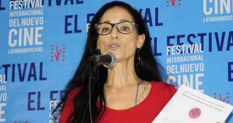 A atriz discursa em festival de cinema realizado em Cuba (Foto: Divulgação)