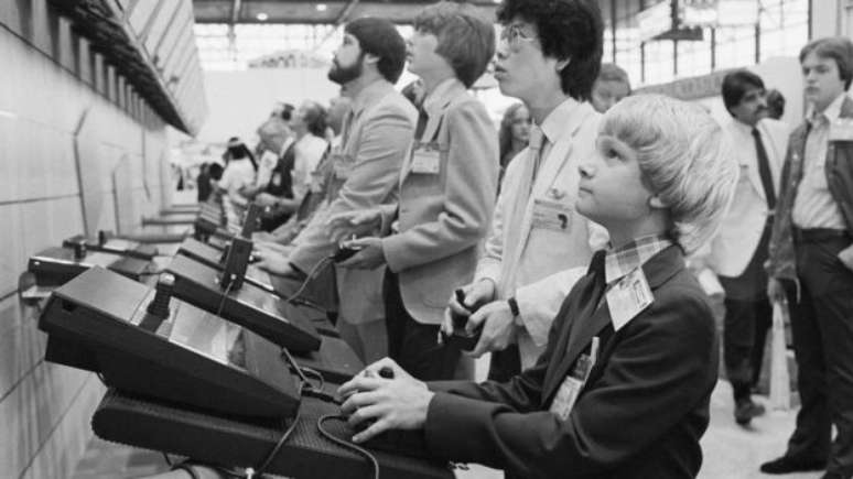 Nesta imagem de 1983, o produtor de games Rawson Stovall, então com só 11 anos, testa jogos na CES 