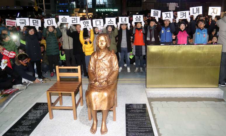 Estátua em homenagem às escravas sexuais é exposta em frente à embaixada de Tóquio em Seul