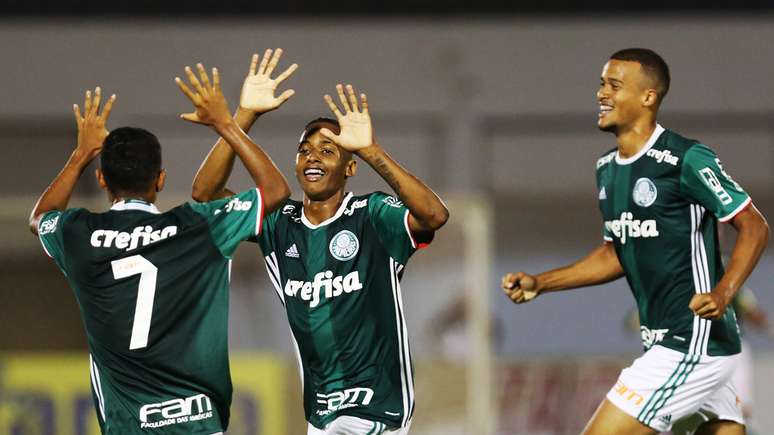 Jogadores do Palmeiras comemoram um dos gols da vitória sobre o Villa Nova-MG